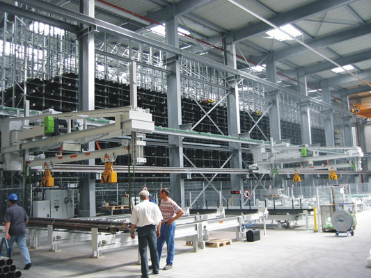 En esta imagen se aprecian estaciones de preparaci�n de pedidos de dise�o ergon�mico, con mesa de cadenas y dispositivos de atar...