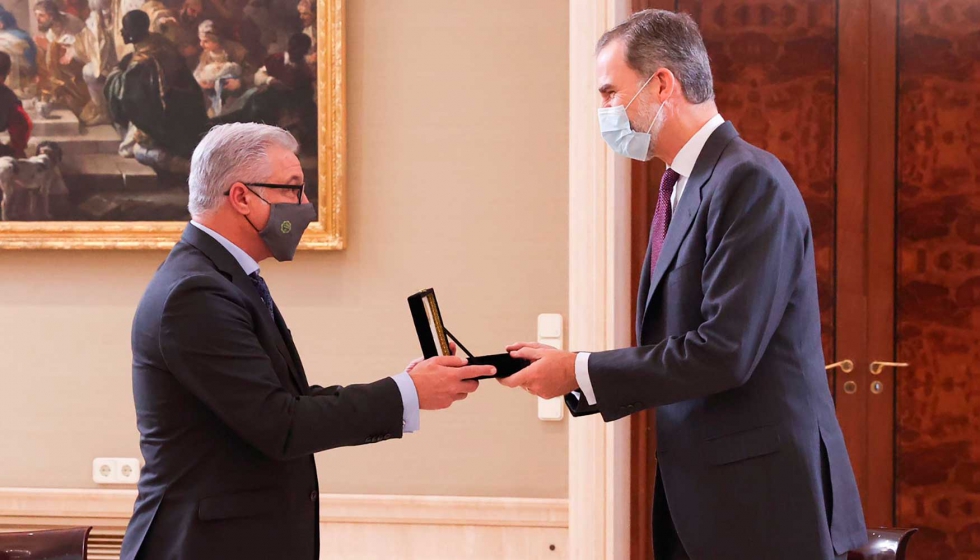 El presidente de Arvet, Vicente Llatas, hizo entrega de una medalla de oro conmemorativa de la asociacin a Felipe VI