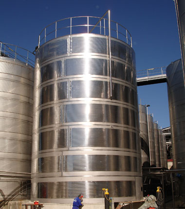 Herpasa produce e instala tanques de acero inoxidable para la industria vitivin�cola, aceitera, alimentaria, qu�mica y de biocombustibles...