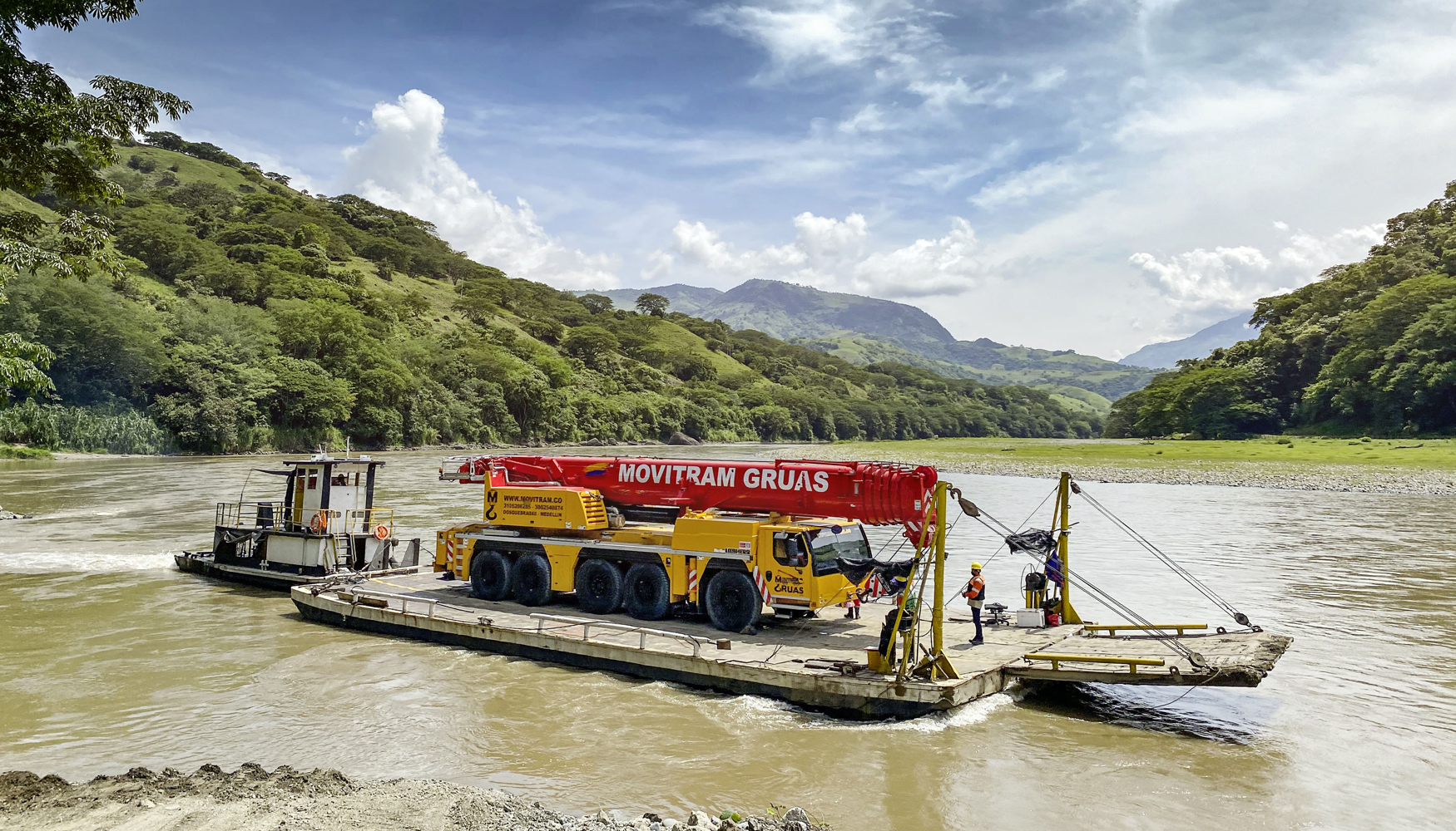 Proyecto excepcional: Una LTM 1220-5.1 de Movitram Gras cruza ocho kilmetros del ro Cauca en Colombia en barcaza