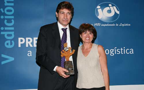 Primitive Garcia, Deputy Director of ET Systems and member of the Executive Committee of the Icil Foundation, presented the award to Jos Salvat...
