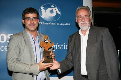 Francesc Passans, director of logistics of Sony, presented the award to Manuel Jadraque, Chief Operating Officer of Desigual. Photo: Juanjo Martnez...