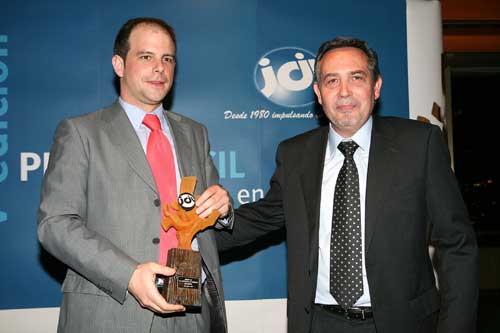 Jos Antonio Cid, director of Cegasa, he presented the award to Iaki Garmendia, managing director of Ega Master. Photo: Juanjo Martnez...