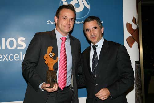 Pere Roca, director general de Districenter y miembro del comit ejecutivo de la Fundacin Icil, entreg el premio a Xisco de la Calle...