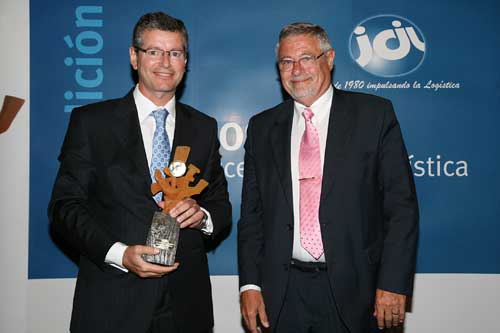 Llus E. Domnech, presidente del comit ejecutivo de la Fundacin Icil entreg el Premio a Fernando Echegaray, director del Aeropuerto de Barcelona...
