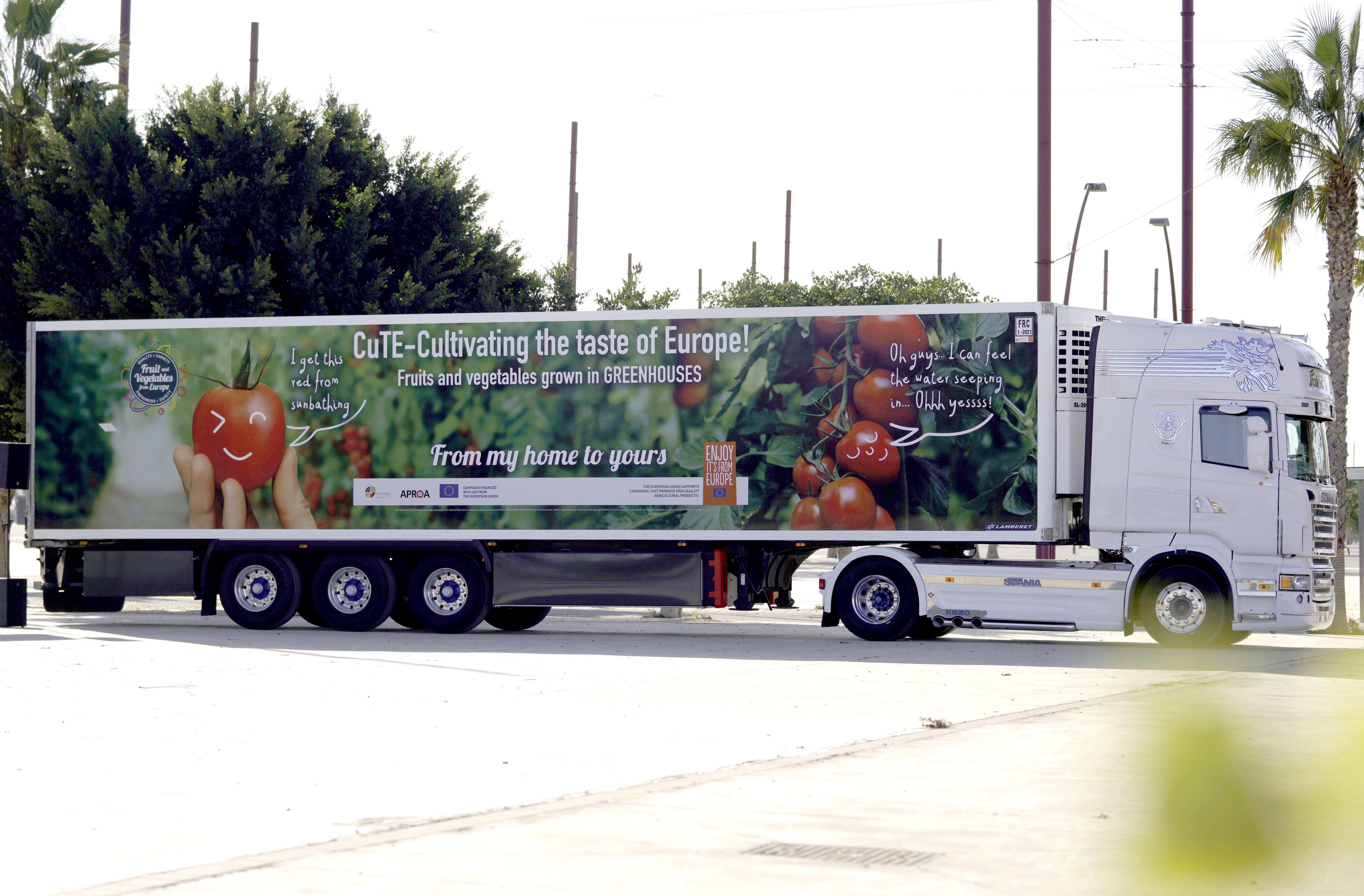 Uno de los camiones que informarn en Europa sobre las frutas y hortalizas producidas en invernaderos espaoles