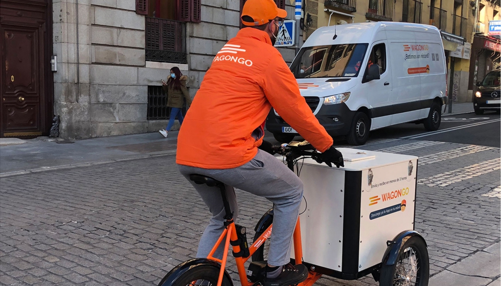 Triciclo y furgoneta de WagonGO circulando por las calles de Madrid