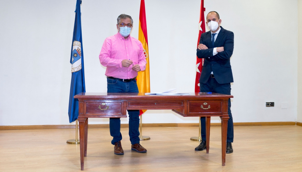 Ricardo Rodrguez y Manuel Isln Marcos durante la firma del acuerdo