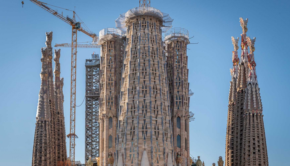 La torre central de Jesucristo de la Sagrada Familia, actualmente en construccin, cuenta con la lnea antidestellos y antirreflejos LuxPrint 10...