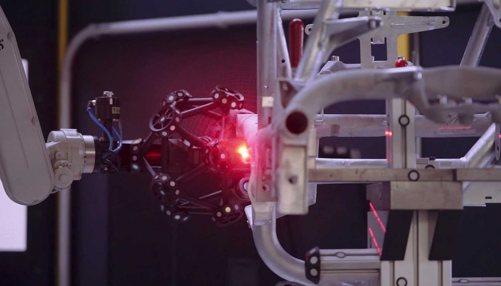 El escner ptico montado en robot MetraSCAN-R en las instalacines de WAT realiza mediciones de forma totalmente automtica en las complejas...