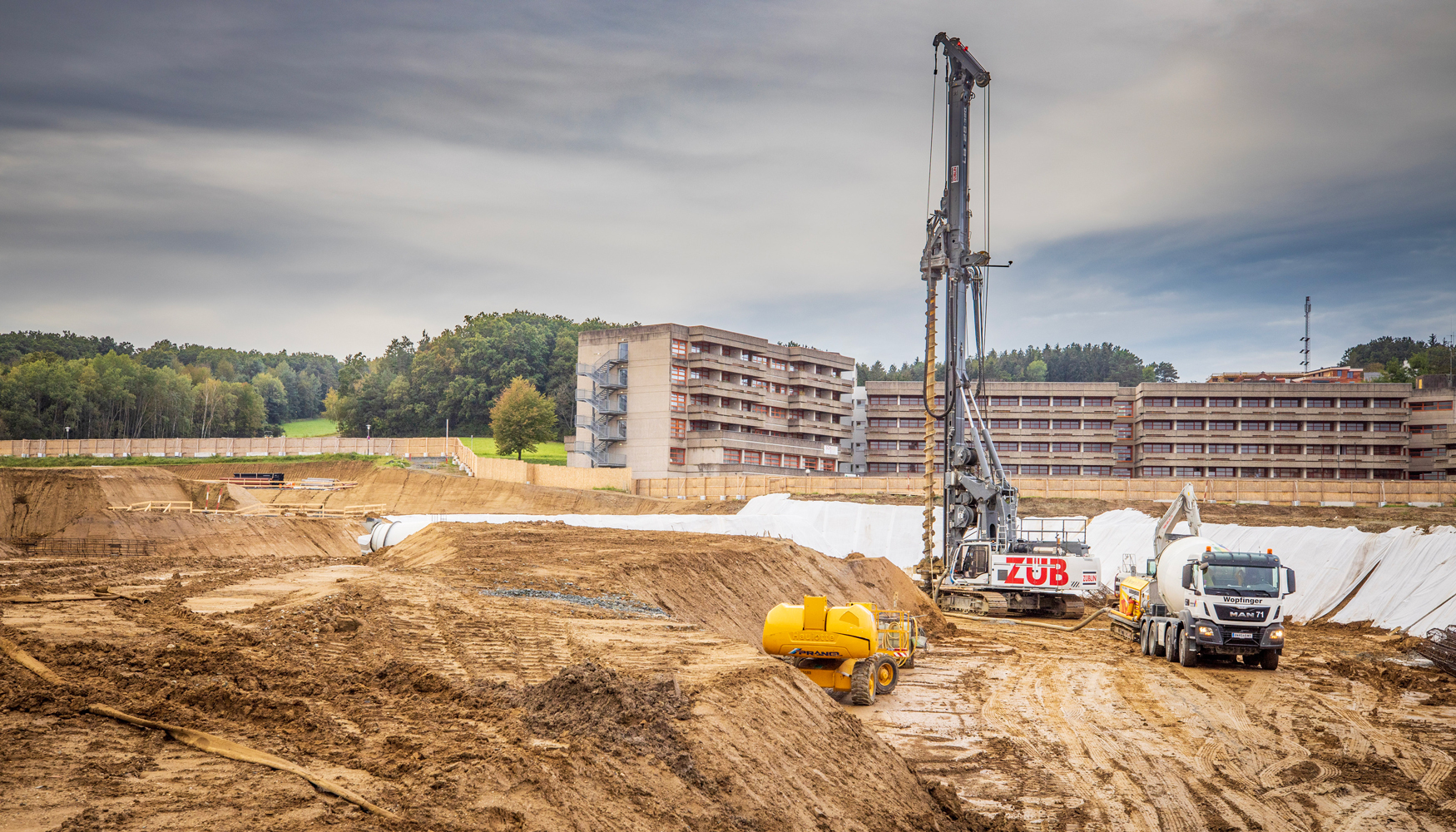 La pilotadora de rotacin tipo LB 28 de Liebherr trabajando en construccin del nuevo hospital general de Oberwart, en Austria...