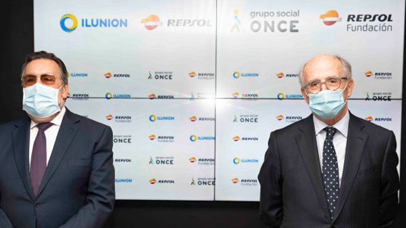 Miguel Carballeda, presidente del Grupo Social Once (a la izquierda), posa junto al presidente de Repsol, Antonio Brufau...