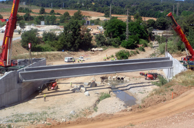 La estructura del nuevo vial est formada por 7 vigas de hormign pretensado con seccin de doble T