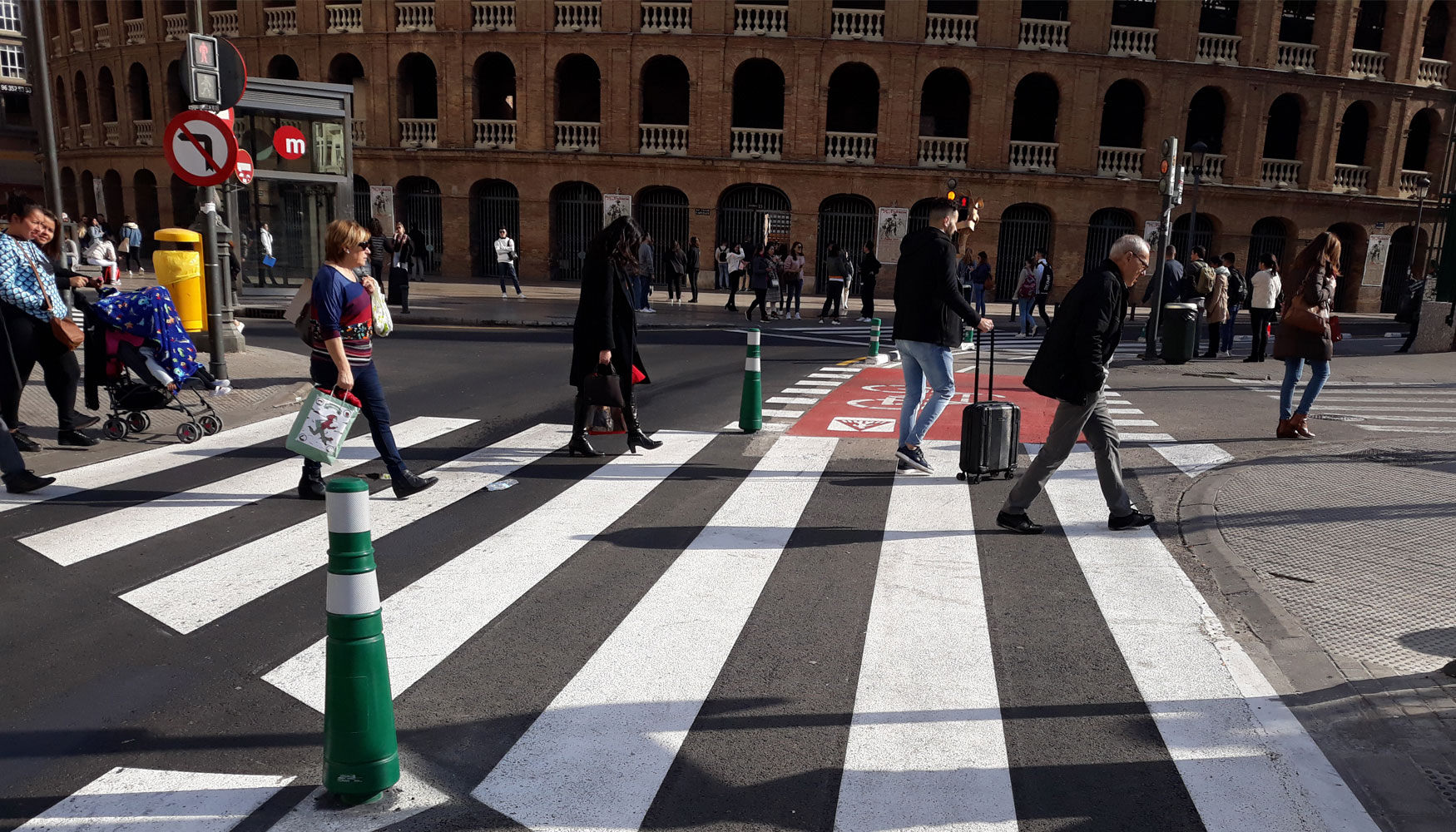 Paso de peatones al inicio del carril bici de la calle Alicante en Valencia. Foto: pacopac