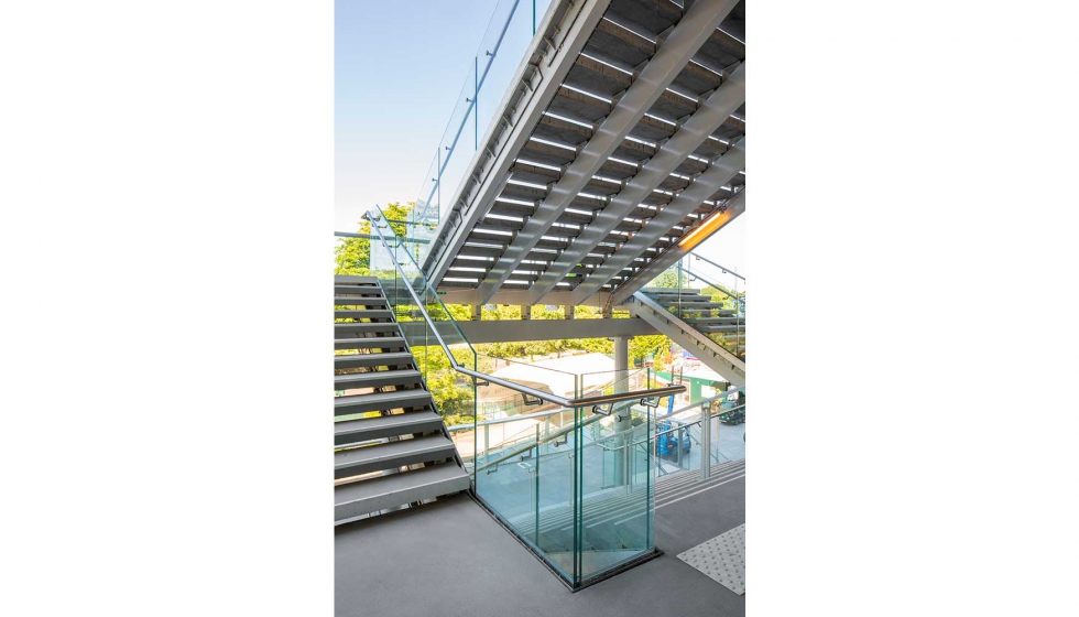 En las escaleras de la pista 'Philippe-Chartrier', en el complejo tenstico de Roland Garros, tambin se han empleado barandillas de vidrio...