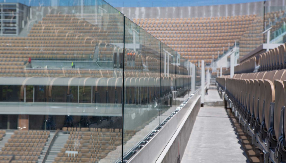 La transparencia es una de las virtudes de la laminacin EVA de Evalam Visual en las barandillas de vidrio de la pista central de Roland Garros...