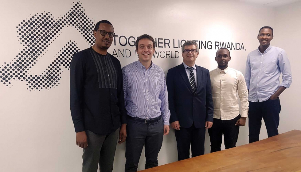 Equipo de Salvi Lighting Ruanda junto al CEO de la compaa
