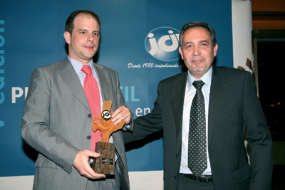 Iaki Garmendia, director gerente de Ega Master (a la izquierda) recibi el premio Icil de manos de Jos Antonio Cid, director de Cegasa...