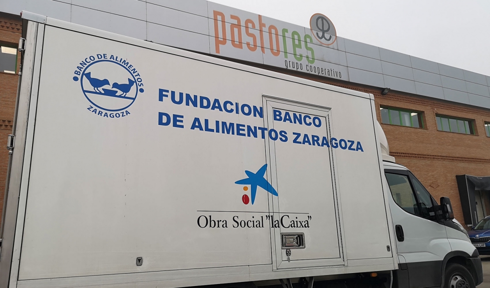 Un camin del Banco de Alimentos de Zaragoza, junto a las instalaciones de Pastores Grupo Cooperativo
