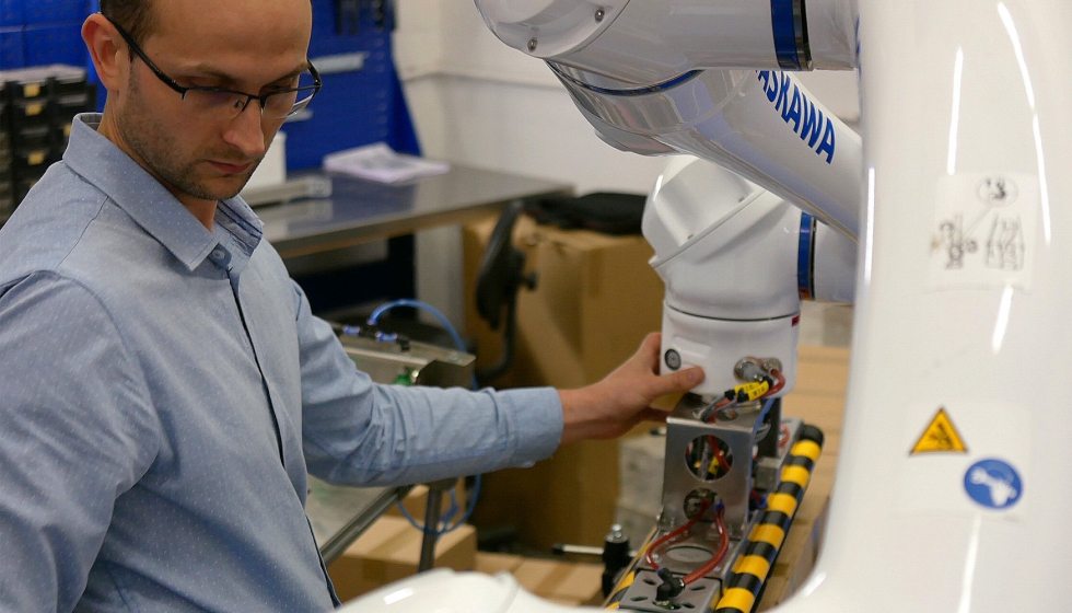 Gracias a seis sensores de torque integrados y formas redondeadas, el robot puede trabajar codo con codo con el personal sin el uso de vallas...