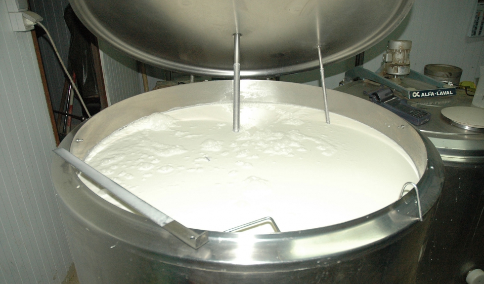 Tanque de fro con leche en una explotacin ganadera