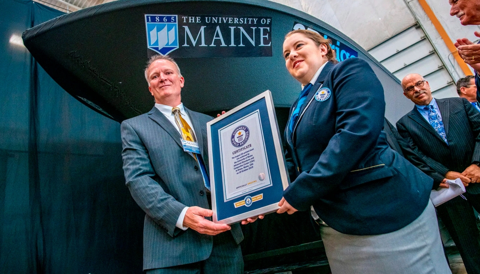 Foto del barco impreso en 3D y un juez del rcord mundial Guinness. Foto: The University of Maine