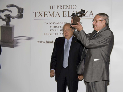 Jos Leopoldo Portela, ganador de esta tercera edicin de los premios de la Fundacin Txema Elorza, recibi el premio de manos de Jordi Pujol...