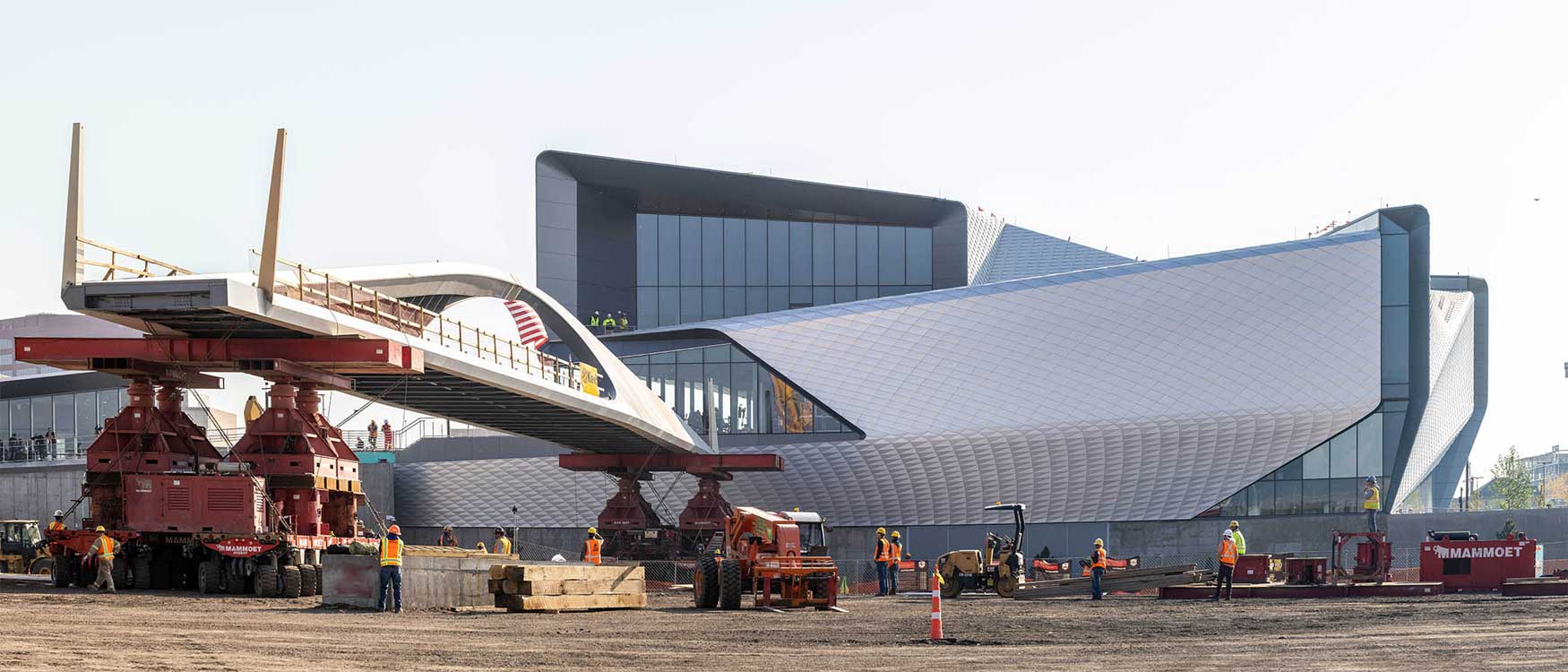 Los equipos de Mammoet utilizaron ocho Mega Jacks de 500 toneladas para izar el puente cerca de siete metros en el aire y permitir la instalacin del...