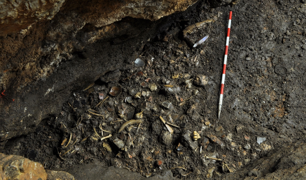 Detalle del proceso de excavacin de la cueva con alta concentracin de restos humanos, animales y cermica