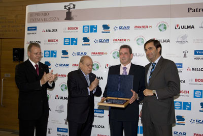 Momento de entrega del premio, de manos del presidente de Honor de la Fundacin, el Molt Honorable Jordi Pujol