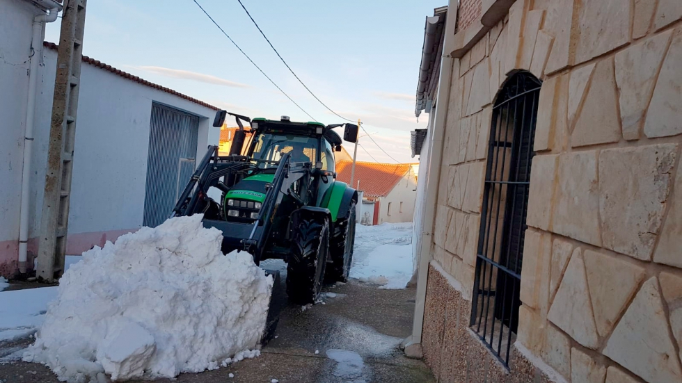 Un tractor recogiendo nieve por las calles de San Miguel de la Ribera, en Zamora. Foto: UPA