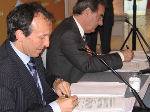 Momento de la firma entre Giuseppe Chiellino, director general de Ceva Logistics Iberia, y Joan Font, director general de Abertis Log�stica...