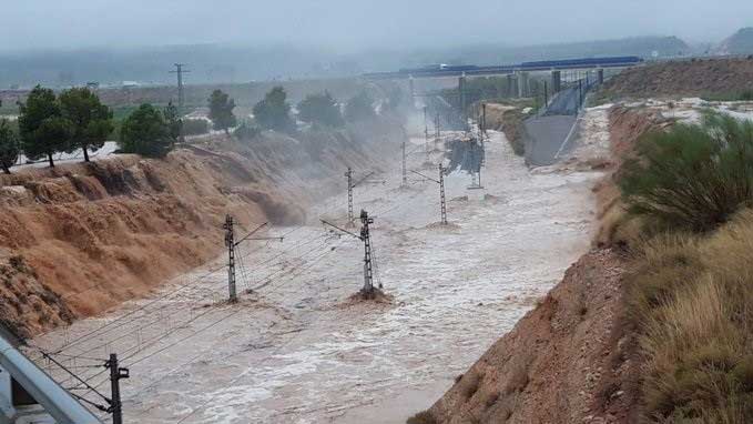 Arriba: Fotografa area de las inundaciones causadas por el ro Ebro en Aragn y Navarra en el ao 2015...