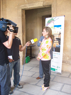 Cintia Castillo, consejera de medioambiente de la Junta de Andaluca, atendiendo a los medios