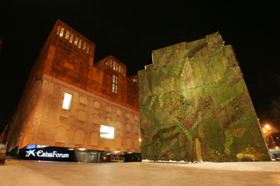  Vista del muro vegetal creado para el edificio de Caixa Forum en Madrid
