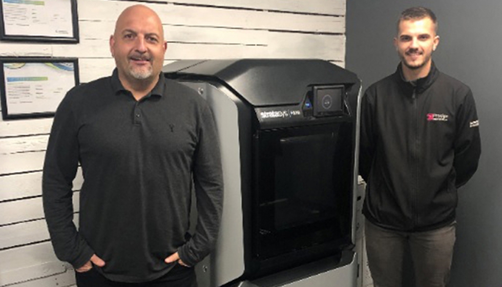 Steve Hardy (izquierda) con su hijo Connor, junto a la impresora 3D F370 de Prosign...