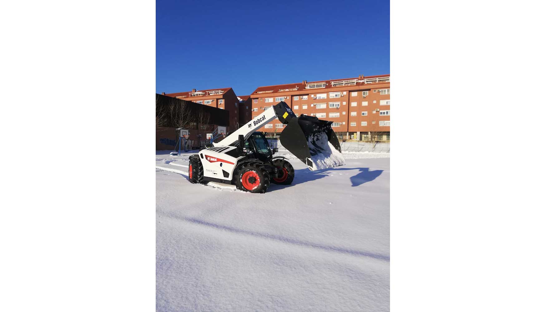 Manipulador telescpico Bobcat TL30.70 empleado para la retirada de nieve