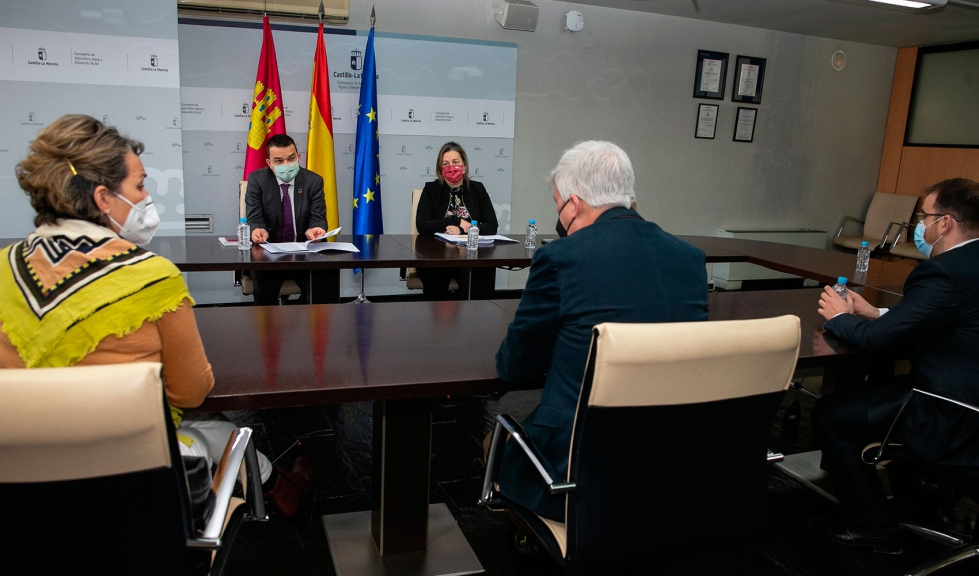 Imagen de la reunin entre los representantes del Gobierno de Castilla-La Mancha y del Patronato del Consejo Regulador de Queso Manchego...