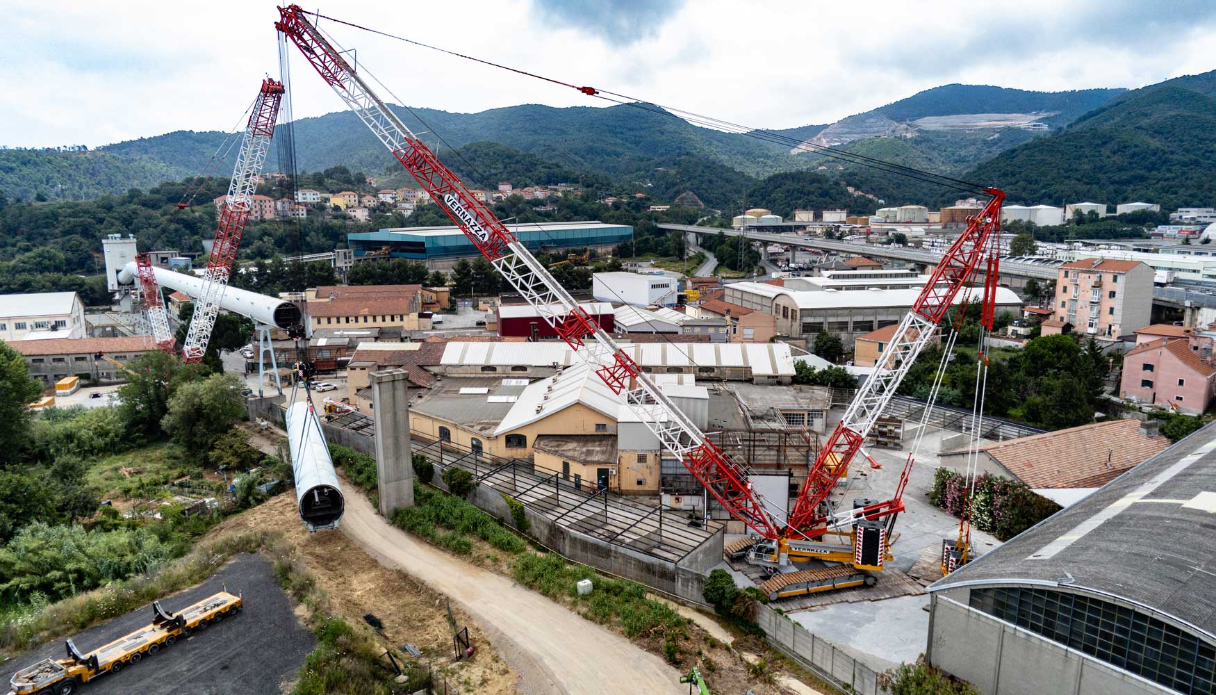 Trabajos de desmantelamiento de la cinta transportadora en la central eléctrica de Vado Ligure (Italia)