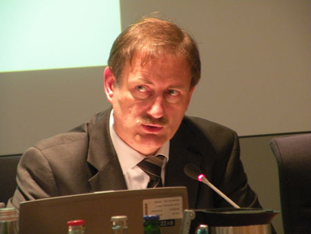 Volkhard Krause, responsable del Departamento de acristalamientos para automocin de Bayer MaterialScience
