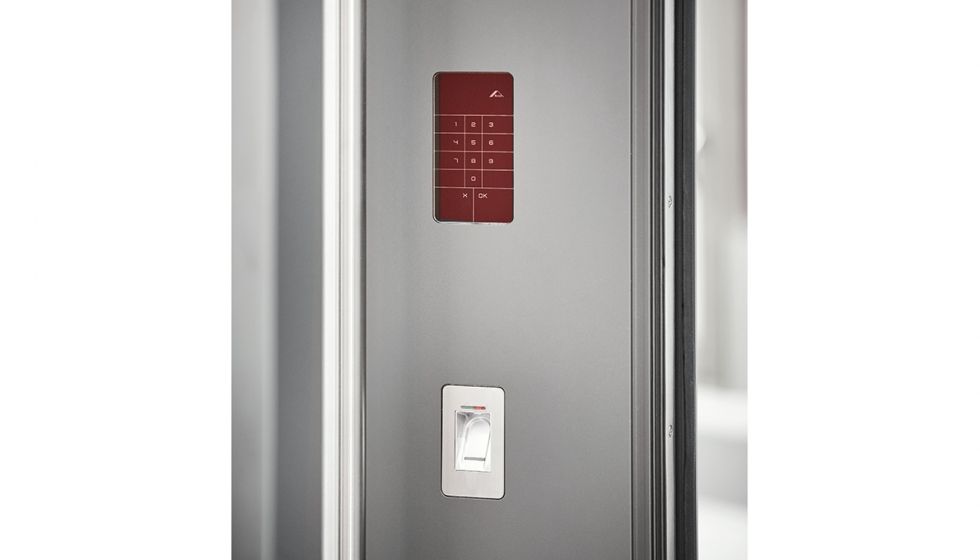 Roto Safe Eneo CC permite la apertura de las puertas mediante diversos sistemas de control de accesos vinculados a Smart Home...