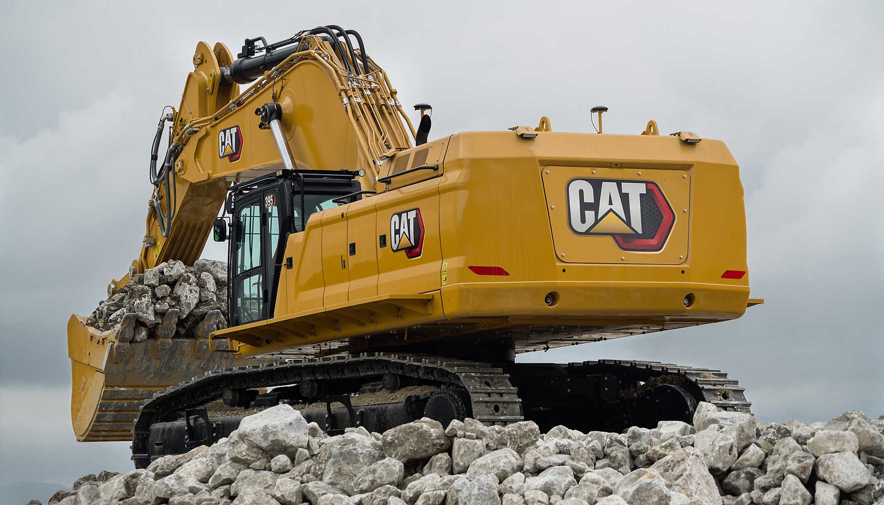 La excavadora Cat 395 Next Generation ofrece a los profesionales hasta un 10 por ciento ms de produccin...