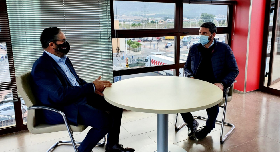 El consejero Antonio Luengo (dcha.) mantiene un encuentro con el presidente de la Cmara de Comercio de Murcia, Miguel Lpez Abad...