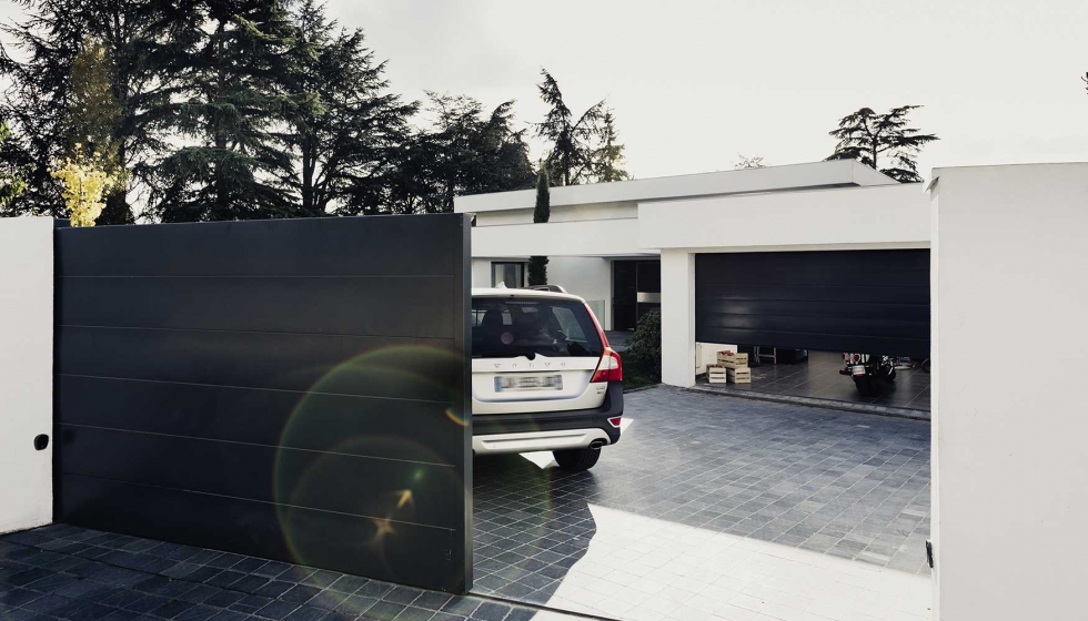 La gama de motorizaciones de Somfy para puertas y garajes permite la conexin de las entradas al hogar para facilitar la vida de sus usuarios...