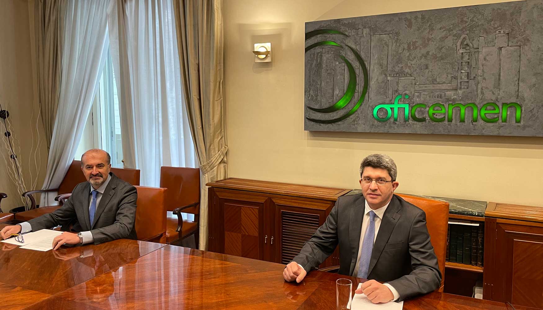 Rueda de prensa de Oficemen. De izquierda a derecha: Aniceto Zaragoza, director general, y Vctor Garca Brosa, presidente...