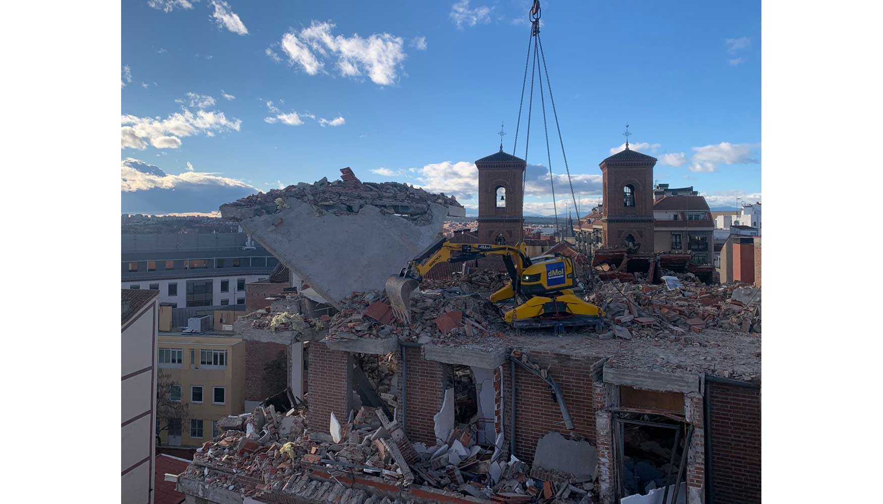 Robot Brokk 200 de dMol trabajando en la demolicin del edificio siniestrado en la calle Toledo de Madrid
