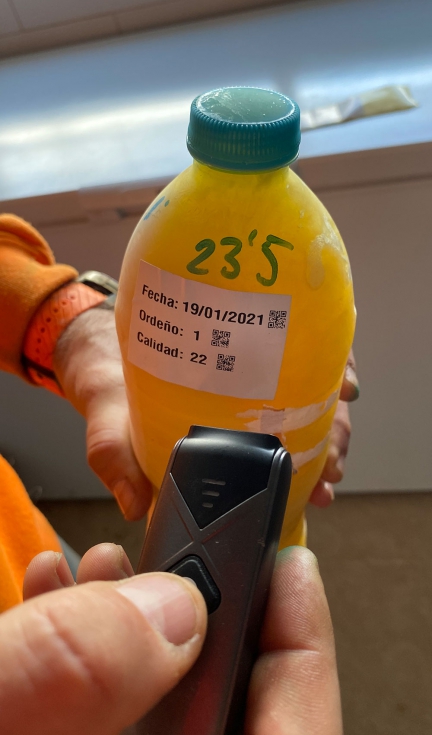 Lector digital para recoger los datos de calidad del calostro a trav�s de un c�digo QR