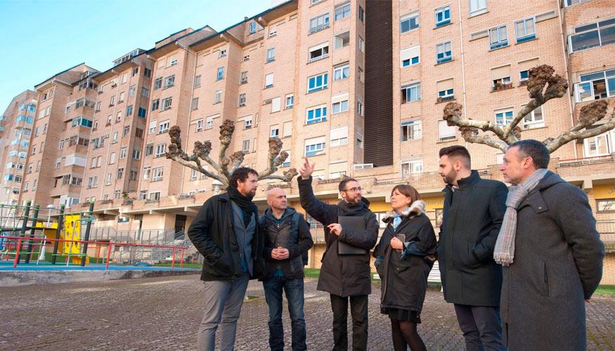 Primeras viviendas en rehabilitarse dentro del proyecto SustaiNAVility, durante una visita de la presidenta de Navarra