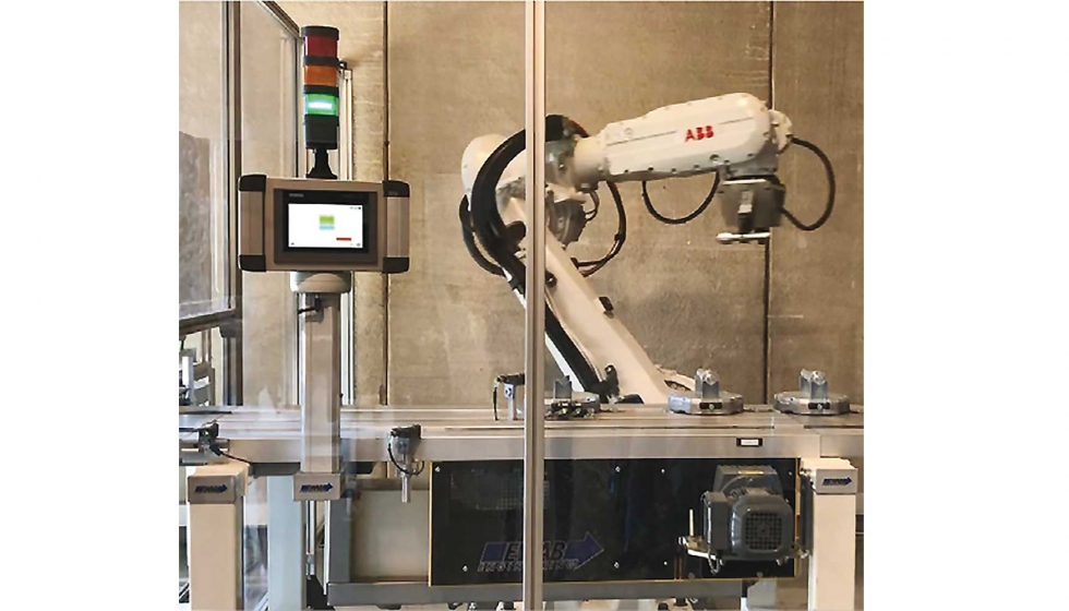 La lnea automatizada diseada por Ewab incluye un conveyor abatible y un robot para la manipulacin de piezas