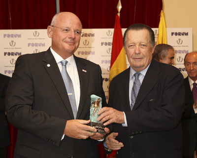 Frank Seidel (izquierda) con el Master de Oro Institucional, junto a Carlos de BorbnDos Sicilias...